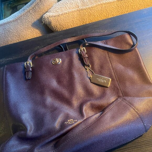 ๐ Coach Turnlock Tote โ Burgundy Crossgrain Leather ๐ - Picture 2 of 8